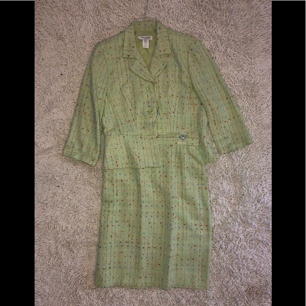 Suit with skirt